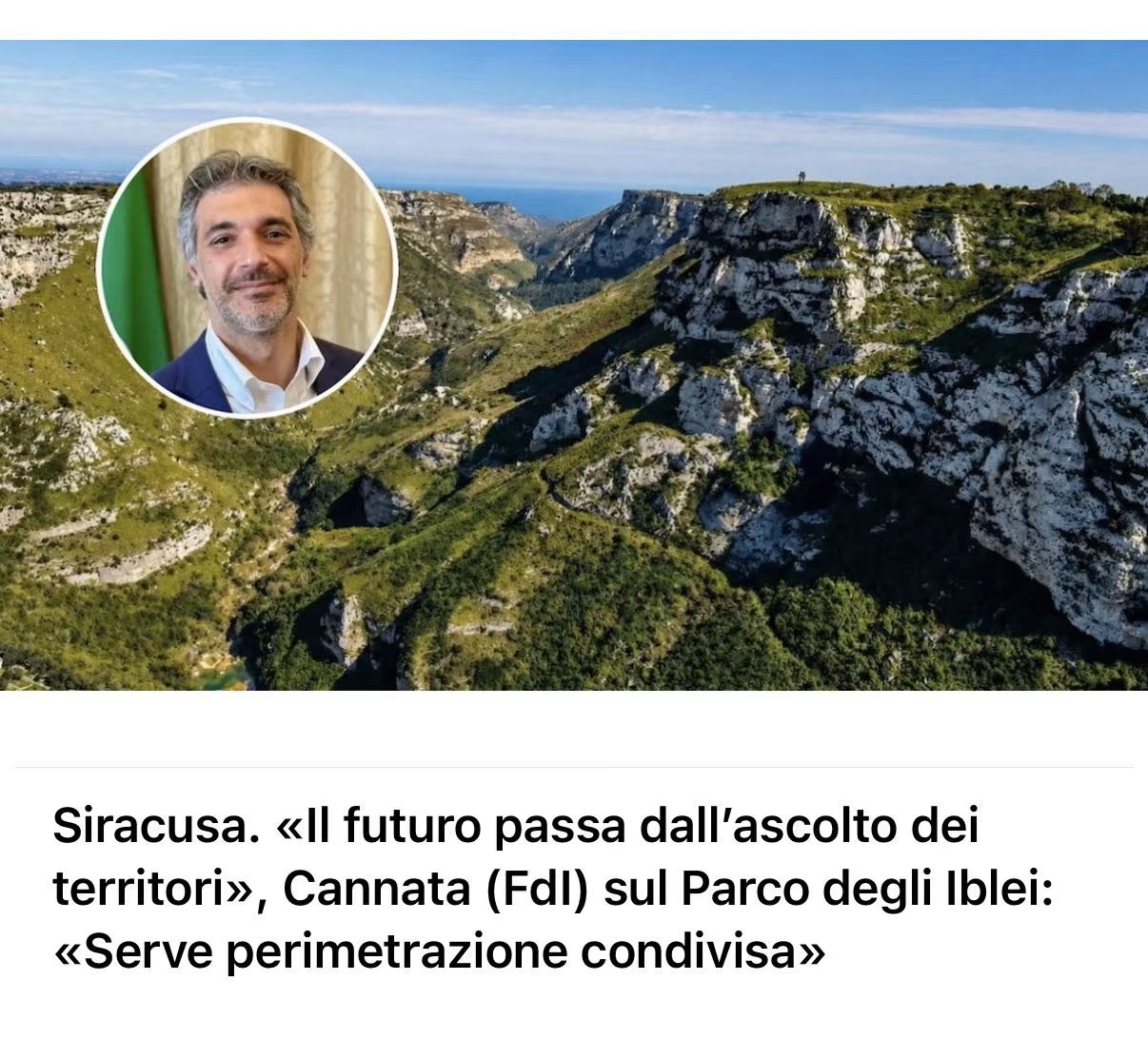 Luca Cannata sullo sfondo del territorio degli Iblei
